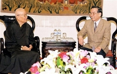 Buddist monk Thich Huyen Quang (left) holds talks with Vietnamese Prime Minister Phan Van Khai in 2003. Quang -- the 87-year-old leader of the Vietnamese Buddhist movement that has refused to come under government control -- has died in Binh Dinh province. (AFP/VNA/File/Str)