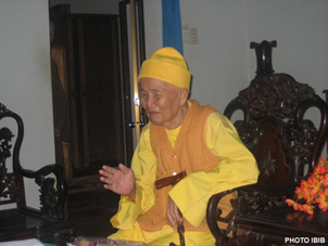 Hình chụp Đức Tăng thống Thích Huyền Quang tại Tu viện Nguyên Thiều tháng 12.2007