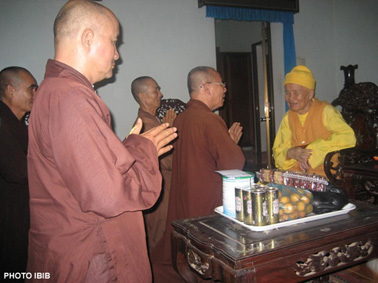 Phái đoàn đến vấn an và tường trình công tác cứu trợ lên Đức Tăng thống Thích Huyền Quang tại Tu viện Nguyên Thiều, Bình Định