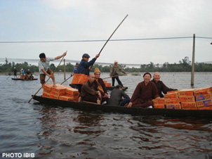 Phái đoàn cứu trợ tại huyện Phú Vang ở Thừa thiên
