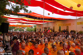 Quan cảnh chư Tăng Ni, Phật tử tại Hội trường Đại lễ Phật Đản