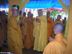 Tam vị Hoà thượng Thích Quảng Độ, Thích Bảo An và Thích Thiện Hạnh dâng lễ thọ tang tại Tu viện Nguyên Thiều, 6.7.2008