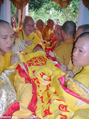 Chư Tăng chung quanh Kim quan Đức Tăng thống tại Tu viện Nguyên Thiều, 6.7.2008