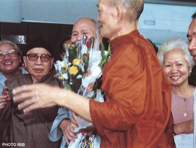 Hòa thượng Thích Thanh Minh, sinh quán tỉnh Thái Bình. Hình trên Hòa thượng mặc áo dà đứng cạnh Hòa thượng Thích Quảnh Độ cầm hoa do Phật tử dâng cúng và đón ngài tại phi trường Tân Sơn Nhất tháng 9.1998 ngày ngài rời nhà tù Thanh Liệt gần Hà Nội trở về Saigon