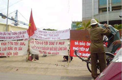 Dân Tiền Giang biểu tình đòi đất - RFA photo