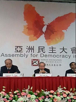 Chủ tọa Khoáng đại 2 về thành quả Đại hội : Giáo sư George W. Tsai (bên trái), G.s Võ Văn Ái (bên phải)