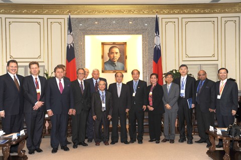 Chủ tịch Vương Kim Bình tiếp phái đoàn dân chủ thế giới tại Quốc hội Đài Loan. Ông Võ Văn Ái đứng cạnh tay mặt Chủ tịch Quốc hội