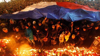 Tối ngày 18.12.2011, nhân dân dưới ngọn đại kỳ Tiệp thắp nến tại quảng trường Venceslaw, thủ đô Praha, tưởng niệm cố Tổng thống Václav Havel