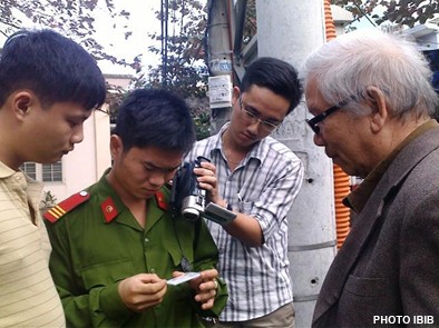 Trước cổng chùa Giác Minh, công an xét Chứng minh thư Htr Lê Công Cầu hôm 15.1.2012 - Ảnh IBIB
