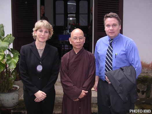 Dân biểu Quốc hội Hoa Kỳ, Chris Smith, đến chùa Bảo Quốc Huế thăm Hòa thượng Thích Thiện Hạnh - Ảnh IBIB