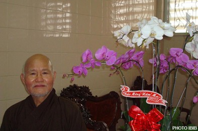 Đức Tăng Thống Thích Quảng Độ bên giò hoa do Phật tử dâng tặng ngày Tết