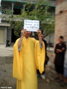 Một Tăng sĩ đưa cao tấm biểu ngữ&nbsp;: Ho&agrave;ng sa &ndash; Trường sa l&agrave; của Việt Nam &ndash; Photo PTTPGQT