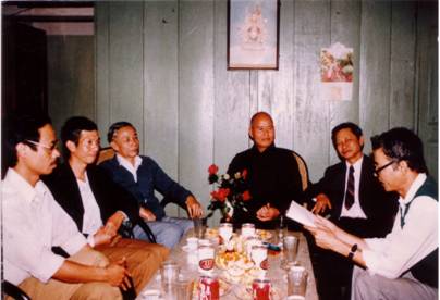 Hình chụp hồi tháng 3 năm 1990 tại Hà Nội, Đại lão Hòa thượng Thích Quảng Độ
 cùng với giới nghiên cứu của Nhà nước Cộng sản, gồm các ông : Nguyễn Tương Lai, Mai Xuân Hải, Nguyễn Văn Phát, Trương Đình Nguyên, và Vũ Tá Nhí (Hình tư liệu của PTTPGQT)