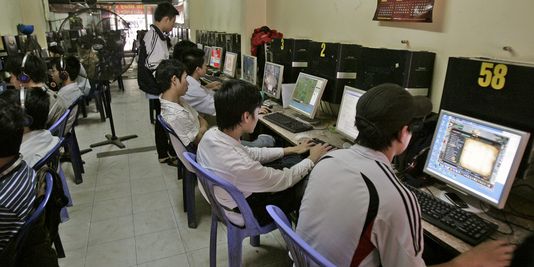 Một quán Cà-phê Internet tại Hà Nội Photo Tran Van Minh/AP