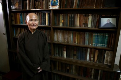 Đức Tăng Thống Thích Quảng Độ tại Thanh Minh Thiền viện do Ký giả Francis Wade chụp