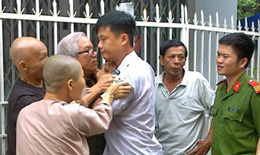 Công an và an ninh đàn áp, đánh đập Hòa thượng và Huynh trưởng Lê Công Cầu cùng cuộc tọa kháng trước cổng chùa Giác Minh tại Đà Nẵng tháng 8, 2012