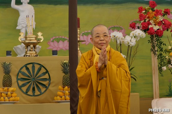 Sư Bà Thích Nữ Nguyên Thanh thay mặt Ban Tổ chức nói lời cảm tạ chư tôn đức Tăng Ni, Phật tử và quan khách