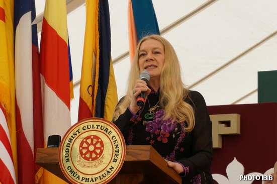 Chị Ỷ Lan thông dịch tất cả các bài phát biểu ra tiếng Anh tại Đại lễ Phật Đản