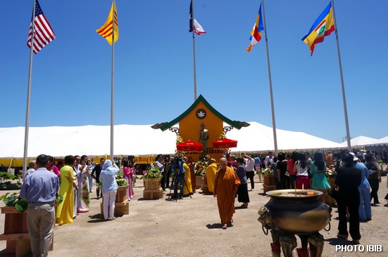 Chư Tăng Ni và Phật tử tham dự lễ Tắm Phật