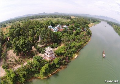 Tu viện Long Quang ở Huế, trụ sở Viện Hoá Đạo, nằm cạnh sông Bồ, tục danh Trăng Lu, nhánh sông từ Trường Sơn chảy về - Hinh PTTPGQT