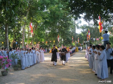 Đoàn nhạc Bát âm và Gia Đình Phật tử Huế cung thỉnh chư Tăng đến Lễ đài – Hình PTTPGQT