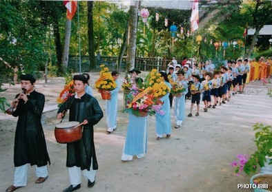 Đoàn nhạc Bát âm và Gia Đình Phật tử Huế cung thỉnh chư Tăng đến Lễ đài – Hình PTTPGQT