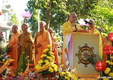 Hoà thượng Thích Chánh Niệm cung tuyên Thông bạch Phật Đản của Viện Hoá Đạo – Hình PTTPGQT