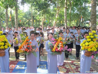Gia Đình Phật tử Huế dâng hoa – Hình PTTPGQT