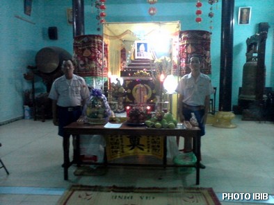Hai Huynh trưởng Gia Đình Phật tử đêm ngày gác trước Linh đài Htr Lê Thị Tuyết Mai tại chùa Tập Thành – Hình PTTPGQT