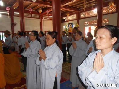 Huynh trưởng Gia Đình Phật tử tại lễ Cầu siêu Tưởng niệm tại Tu viện Long Quang, Huế – Hình PTTPGQT