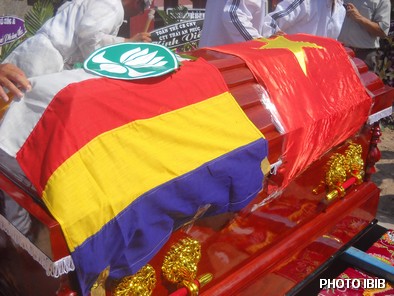 Linh cửu phủ cờ Phật giáo và Huy hiệu Hoa Sen của GĐPT, nhưng phút cuối Công an đã phủ thêm cờ Cộng sản – Hình PTTPGQT