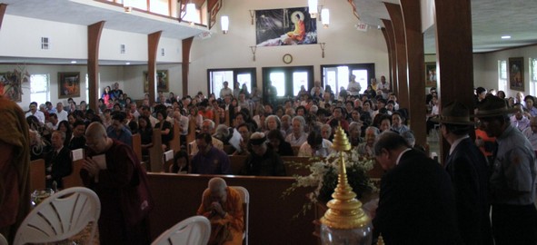 Phật tử và đồng bào các giới tham dự trong Chánh điện chùa Pháp Luân