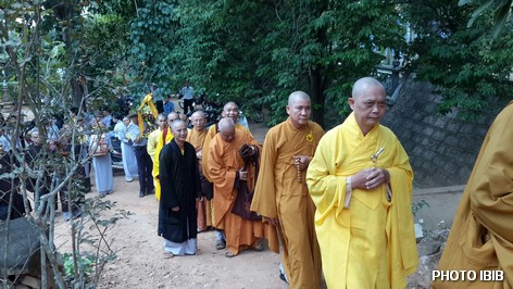 Hòa thượng Thích Chơn Tâm, Chánh Thư ký Viện Tăng Thống, người đi đầu, cùng chư Tăng và Phật tử tiến vào Linh đài - Hình PTTPGQT