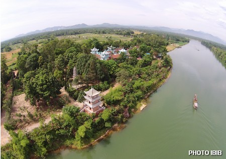 Tu viện Long Quang cạnh giòng sông Bồ - Hình PTTPGQT