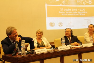 Ông Paolo Gentillon, Ngoại trưởng Ý ngồi ngoài cùng đang tham luận, bên tay trái của Ngoại trưởng là ông Võ Văn Ái
