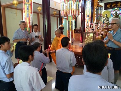 Lễ Truyền Đăng và Phát Nguyện sau Trại Vạn Hạnh tại Tu viện Long Quang