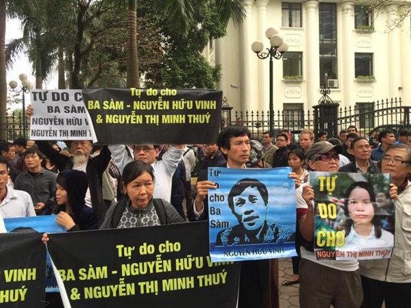 Tụ tập biểu tình trước phiên toà xử blogger Nguyên Hữu Vinh (Anh Ba Sàn) và Nguyện Thị Minh Thuý hôm 23-3-2016 là những người sẽ bị bắt giam chiếu Thông tư 13 của Bộ Công an