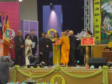 Hòa thượng Thích Huyền Việt trao bằng tưởng lệ và tri ân Tổ hợp Luật sư The Tammy Tran Law Firm