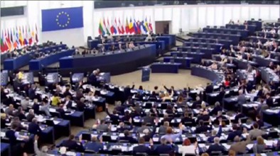 Các Đại biểu giơ tay biểu quyết Quyết Nghị hôm 9-6 tại Quốc hội Châu Âu