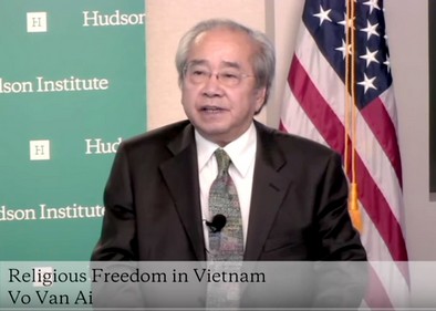 Ông Võ Văn Ái, Chủ tịch Uỷ ban Bảo vệ Quyền Làm Người Việt Nam, nói mấy lời nhận xét khai mạc