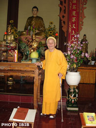 UBCV Patriarch Thich Huyen Quang in the main Prayer Hall of Giac Hoa Pagoda (IBIB, 16.10.2006)