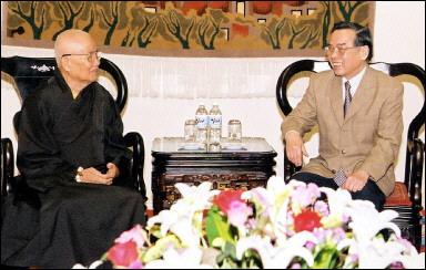 UBCV Patriarch Thich Huyen Quang ang Vietnamese Prime Minister Phan Van Khai in Hanoi (2 April 2003)