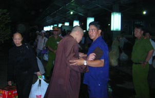  Security agent in plain clothes prevents Buddhist monk from following Thich Quang Do – Photo IBIB