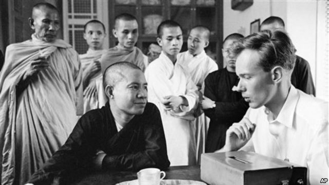 Phóng viên Malcolm Browne phỏng vấn hòa thượng Quảng Liên, phát ngôn viên chính của chùa Xá Lợi, ngày 27/6/1963 (Photo AP)