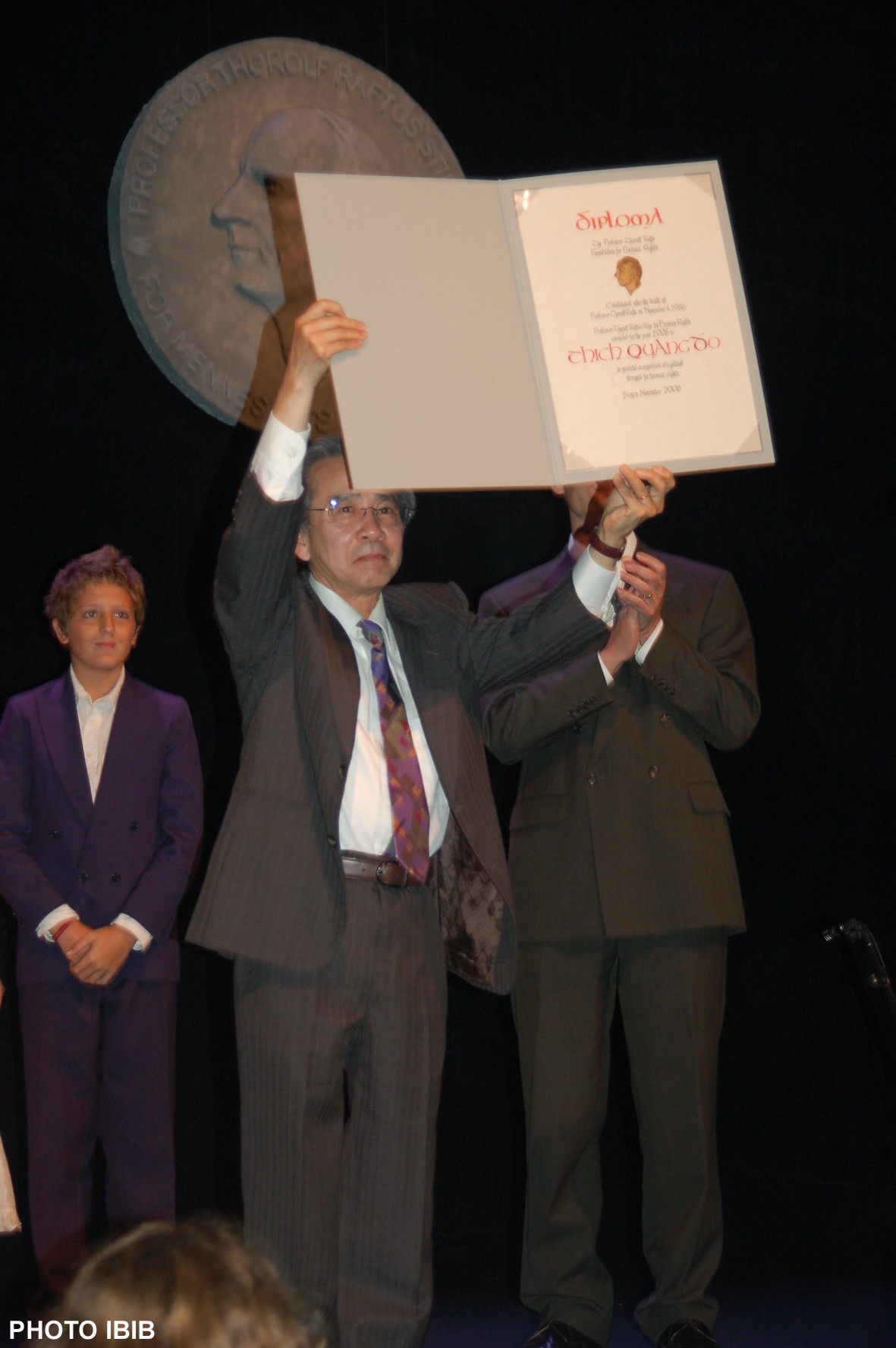 Vo Van Ai receives 2006 Rafto Prize on behalf of Thich Quang Do