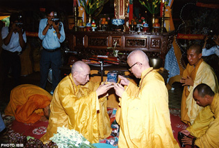 Hoà thượng Thích Nhật Liên (trái) trao ấn tín Viện Tăng Thống và Di chúc của Đức Đệ tam