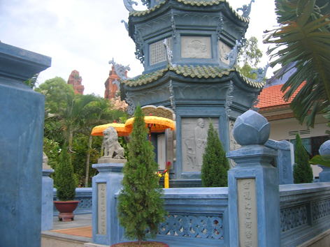 Bảo Tháp Đức cố Đệ tứ Tăng thống Thích Huyền Quang trong khuôn viên Tu viện Nguyền Thiều