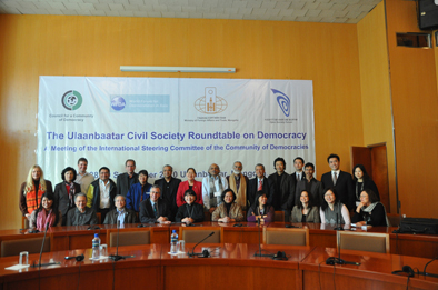 Các đại biểu chụp hình lưu niệm tại hội trường Bộ Ngoại giao Mông Cổ sau khi Hội nghị bế mạc