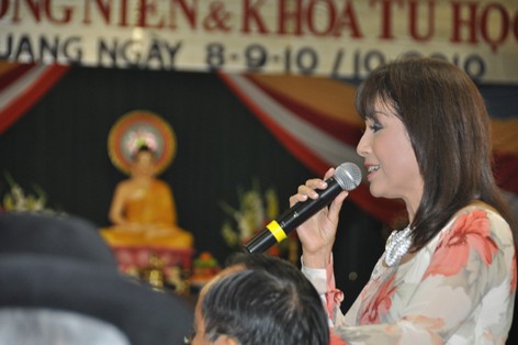 Ca sĩ Phương Hồng Quế trong buổi Văn nghệ bế mạc Đại hội