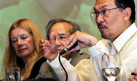 Vo Van Ai, centre, is pictured here with Anwar Ibrahim, right, and Penelope Faulkner. Pic: AP